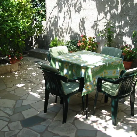 Apartment Bugenvila Omiš